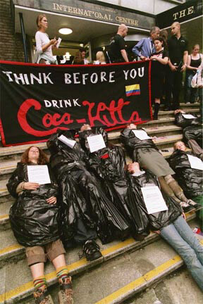 코카콜라는 콜롬비아 현지 공장에서 노조 간부가 살해되는 사건이 잇따라 발생하면서 인권침해 기업으로 지목되고 있다. 2005년부터 시작된 ‘안티 코카콜라’ 운동은 현재까지 계속되고 있다. www.killercoke.org
