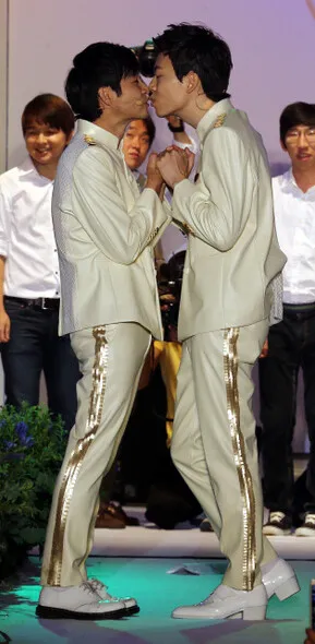  and Rainbow Factory president Kim Seung-hwan kiss at their wedding