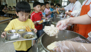 경기 고양시의 한 초등학교에서 아이들이 점심시간에 급식을 받고 있다. 지난 12월1일 경기도의회는 경기도교육청이 상정한 무상 급식 예산을 전액 삭감했다. 한겨레 이종찬