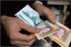 이란 테헤란 시장에서 한 상인이 돈을 세고 있다. 사진 REUTERS/ RAHEB HOMAVANDI