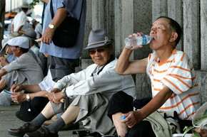 서울 종로구 탑골공원에서 쉬고 있는 노인들. 사진 한겨레 이정아 기자