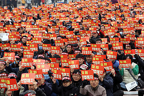 철도노조 파업 7일째인 2009년 12월3일 서울 여의도공원 문화마당에서 ‘철도노조 서울지역 제3차 총파업 승리 결의 대회’가 열리고 있다. <한겨레21> 정용일 기자