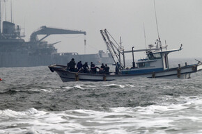천안호 침몰사고 5일째인 30일 UDT전우회 회원들이 어선을 이용해 사고해역에서 수색작업을 하고 있다. 사진공동취재단