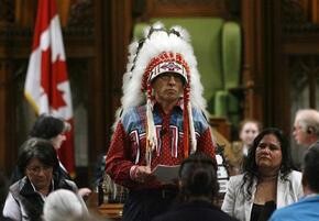 인디언의 수난은 진행형이다. 캐나다 원주민 의회 의장이 2007년 정부로부터 차별정책에 대한 사과를 받은 뒤 연설하고 있다. 사진 로이터