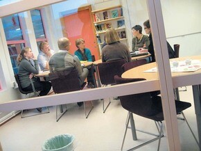 분홍학교 교사들이 주간 학습계획을 논의하고 있다. 이 학교의 모든 방은 이렇게 투명하게 공개돼 있다.