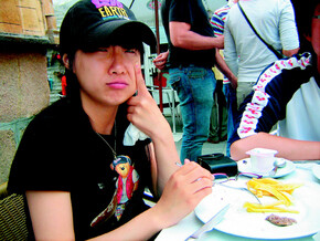 박혜수씨가 처음 맛본 ‘순례자 메뉴’에 실망해 울상을 짓고 있다. 한겨레 김소민 기자