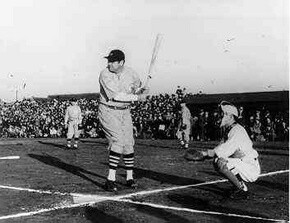 베이브 루스는 1920년 54개의 홈런을 치며 미국 야구 흥행에 큰 영향을 미쳤다. 그러나 평화는 홈런보다 힘이 셌다. 1919년 제1차 세계대전의 종전은 메이저리그 역사상 가장 높은 관중증가율을 기록하게 했다. 사진 한겨레 자료