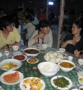 몽골족의 전통적인 거주 수단인 게르 안에서의 식사.