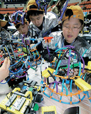 레고 ‘건축가’의 관념은 현장에서 바로 실현된다. 레고 로봇대회에 참가한 학생들이 레고로 로봇을 만들고 있다. 사진 연합뉴스