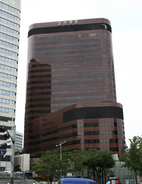 서울 태평로에 있는 삼성생명 건물 전경. 금융회사들은 노후의 불안감을 증폭시켜 금융상품에 들게 하는 공포 마케팅을 활용한다. 사진 <한겨레21> 류우종 기자