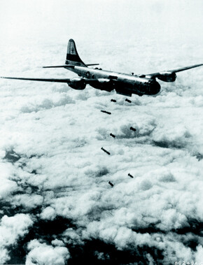 1951년 미 공군 B-29가 이북 지역에 무자비한 폭격을 퍼붓고 있다. 이 한국전쟁으로 이북 지역은 수십만 명이 살상되고 전기 생산량은 90%로 줄어드는 등 그야말로 ‘석기시대로 돌아가는’ 참상을 겪어야 했다. 한겨레 자료
