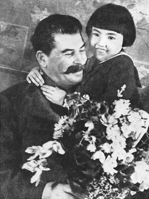시베리아 브랴트족 공산당 총수의 딸을 안고 있는 스탈린. 사진을 찍은 2년 뒤 소녀의 아버지는 총살당했고 어머니는 노동수용소로 보내졌다고 알려져 있다. 한겨레 자료사진