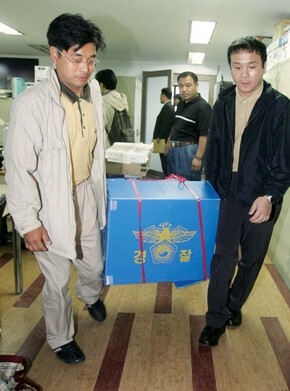 2005년 5월17일 경찰 관계자들이 비리 의혹이 불거진 서울 잠실주공3단지 재건축 조합을 압수수색하고 있다. 연합