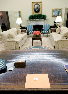 대통령 취임일인 1월20일 오전 백악관 집무실 책상에 조지 부시 대통령이 버락 오바마 새 대통령에게 남긴 편지가 놓여 있다. 이 편지는 부시가 오바마에게 인수인계한 유일한 ‘문서’다. REUTERS/  THE WHITE HOUSE