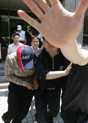 서울 양천경찰서 고문 사건으로 ‘피의자’가 된 경찰관들이 지난 6월23일 서울남부지원에서 영장실질심사를 받았다. 한겨레 이종찬 기자