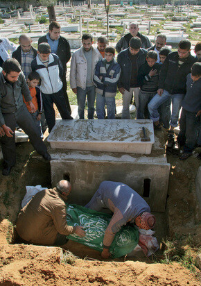 나치 대학살의 피해 당사자가 학살자로 나선 현상을 어떻게 이해해야 할까. 1월13일 가자 주민이 공습으로 사망한 사람을 묻고 있다. AP PHOTO/ ASHRAF AMRA