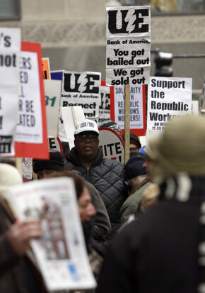 지난해 12월10일 미 일리노이주 시카고에 자리한 리퍼블릭위도스앤드도어스 노동자들이 회사 쪽의 공장 폐쇄에 맞서 점거농성과 함께 손팻말 시위를 벌이고 있다. 노동운동이 사그라진 미국에서 노조가 공장 점거농성을 벌이는 것은 이례적인 일이다. 사진 REUTERS/ FRANK POLICH