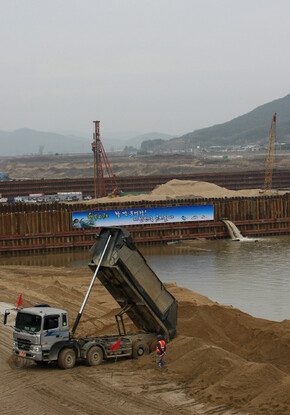 지난 3월 경상남도 합천군을 지나는 낙동강의 합천보 공사 현장. ‘낙동강 살리기 사업’에 참여 중인 한 중장비 기사는 “공사 현장 전체가 생지옥”이라고 말했다. 한겨레 이종근 기자