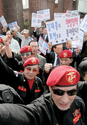 지난 4월7일, 서울 동교동 김대중도서관 앞에서 국민행동본부, 라이트코리아 등 보수단체 회원들이 햇볕정책을 비판하는 시위를 벌이고 있다. 사진 연합 진성철