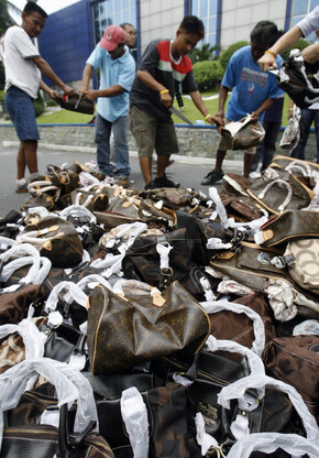 지난 6월23일 필리핀 마닐라시 케손시티 지역에서 압수된 가짜 명품 가방들이 파기되고 있다. 〈로이터〉는 올해 상반기에 필리핀에서 압류된 지적재산권 위반 상품의 가치가 2천만 달러에 이른다고 보도했다. REUTERS/ CHERYL RAVELO