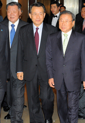  senior members of the Federation of Korean Industries appear with Prime Minister Han Seung-soo after a meeting of senior members at the Hyatt Hotel in Seoul. The FKI has garnered criticism for having exaggerated the negative effects of the candlelight protests on the economy.
