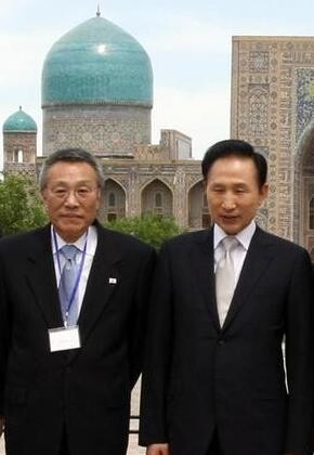 이명박 대통령의 중앙아시아 순방에 특별수행원으로 동행하고 있는 소설가 황석영씨가 12일 오전(현지시각) 우즈베키스탄의 사마르칸트 유적지에서 이 대통령과 기념사진을 찍고 있다. 사진 연합