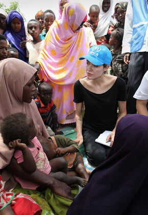 졸리는 배우로서의 호화로운 생활을 즐기면서 난민 구호를 위해 부부 이름으로 된 재단을 만들었다. 케냐-소말리아 국경의 난민촌을 방문한 졸리. 사진 연합 AP