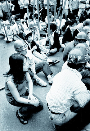 1968년 메이지대 학생 시절 시게노부 후사코가 집회에 참석한 모습. 긴 생머리는 당시 시게노부의 트레이드마크였다. 사진 시게노부 후사코를 지원하는 모임 제공