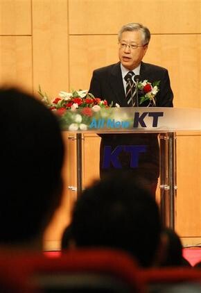 KT 이석채 회장이 2009년 6월1일 경기도 분당의 본사에서 KT와 KTF 합병을 맞아 새 출발 기념사를 하고 있다. 이 회장이 자택을 둔 채 서울 도곡동 타워팰리스에 10억원을 들여 사택을 따로 마련한 사실이 최근 알려져 논란이 일고 있다.