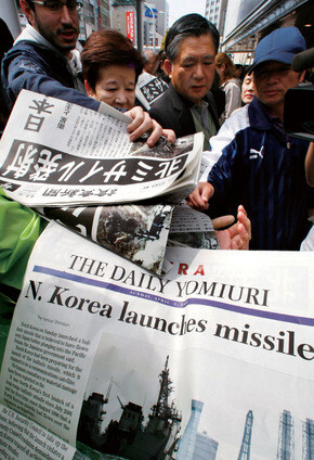 ‘이번엔 진짜일까?’ 북한이 로켓을 발사한 지난 4월5일 오후 일본 도쿄 중심가인 긴자에서 시민들이 각 언론사가 발행한 호외판 신문을 앞다퉈 집어들고 있다. 일본 언론들은 전날에도 ‘북한이 로켓을 발사했다’는 오보를 내 소동이 나기도 했다. 사진 연합뉴스 박지호 기자