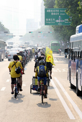 매달 셋쨋주 토요일이면 자전거를 즐기는 발바리들이 도로로 쏟아져나온다. ‘도로에서 안전하게 자전거를 탈 권리’를 외치는 이들의 자전거 축제가 지난 8월15일 100회를 맞았다.