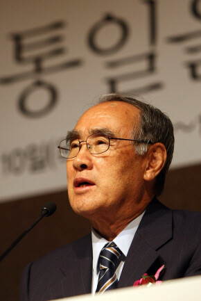  chairman of the Presidential Advisory Council for Unification delivers a keynote speech at the 20th anniversary of the release of the Korean National Community Unification Plan held at the Seoul Plaza Hotel