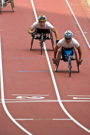 장애인 육상 계주는 바통이 따로 없다. 선수들이 손으로 휠체어를 밀어야 하기 때문이다. 손으로 후발 주자의 등을 치는 것으로 바통 터치를 대신한다.