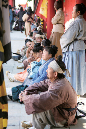 보조출연자들이 한 사극 촬영장에서 자신들의 촬영 차례를 기다리고 있다. 한겨레 정용일 기자