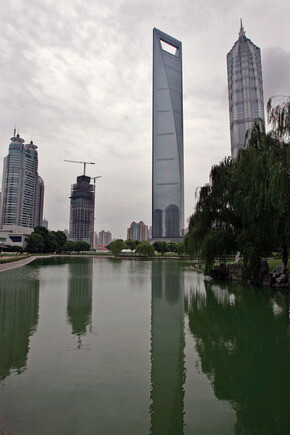 지난해 준공된 중국 상하이의 상하이월드파이낸셜센터(오른쪽 두 번째)가 웅장한 자태를 뽐내고 있다. 총 101층으로 높이가 492m에 이르는 이 건물은 지난해 준공된 세계 최고층 건물이다. REUTERS