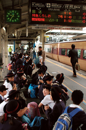 오사카역에서 기차를 기다리는 초등학교 학생들. 일본에서 철도는 생활이자 문화다.