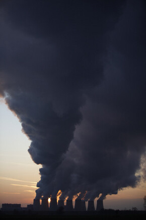 석탄을 발전용 연료로 사용하는 독일 동부 콧버스 외곽의 야엔슈발데 화력발전소 냉각탑에서 12월2일 거대한 연기가 치솟고 있다. 기후변화는 인류가 함께 풀어야 할 숙제다. REUTERS/ PAWEL KOPCZYNSKI