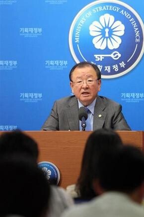 지난 2008년 9월1일 강만수 당시 기획재정부 장관이 지금까지도 ‘부세 감세’라고 비판받는 ‘일자리 창출을 위한 경제 재도약 세제’를 발표하고 있다. 연합