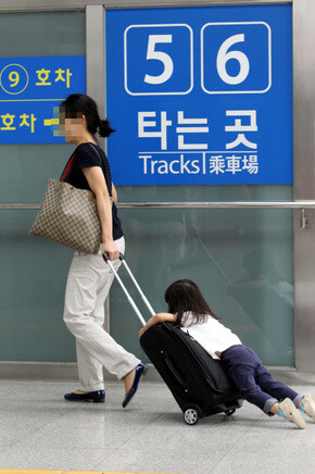 한국 부모들은 아이를 위해 희생한다고 생각하지만, 부모가 불안하면 아이가 짐스럽다. 양육 전문가들은 부모가 아이를 온전히 책임지려 하기보다는 아이와 사는 걸 즐기는 법을 배워야 한다고 당부한다. <한겨레> 이정아 기자