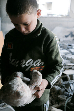 ‘아무것도 남지 않았다. 그저 이 녀석뿐이다.’ 무너진 집터에서 아끼던 인형을 찾아낸 팔레스타인 어린이가 우울한 표정으로 물끄러미 인형을 바라보고 있다.
