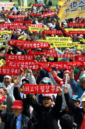  Gyeonggi Province on April 24. The banners say “Cancel the beef import agreement.” The U.S. announced that it would tighten regulations on animal feed