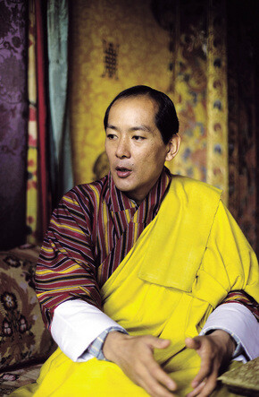 부탄에서 국가 프로젝트는 총행복지수를 높여주는 것만 실행에 옮겨진다. 국민총행복지수를 처음 도입한 부탄의 싱기에 왕추크 국왕. 사진 한겨레 자료