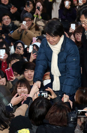 안철수 전 무소속 후보가 대선을 하루 앞둔 12월18일 오후 서울 명동에서 시민들과 만나 문재인 후보 지지를 호소하 고 있다. 한겨레 신소영 기자