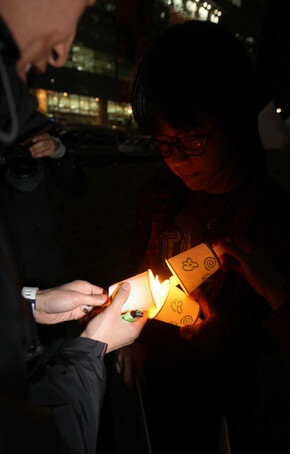 천안함 침몰의 진상 규명, 실종자들의 귀환 기원과 희생자 추모를 위한 촛불집회는 ‘미신고 집회’라는 이유로 번번이 경찰에 의해 강제 해산됐다. 한겨레21 윤운식 기자