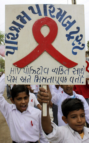 ‘세계 AIDS의 날’을 맞은 지난해 12월1일 인도 북서부 구자라트주 최대 도시 아마다바드에서 열린 예방 캠페인에 참석한 어린이들이 ‘감염인을 사랑으로 보살피자’고 적힌 손팻말을 들어 보이고 있다. 사진 REUTERS/ AMIT DAVE