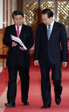 ‘왕의 남자’로 불리는 이동관 청와대 홍보수석(왼쪽). 임박한 청와대 인적 쇄신 폭풍 속에 살아남을지 주목된다. 청와대사진기자단