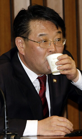 논문 자기표절 의혹을 받고 있는 조전혁 한나라당 의원. 한겨레 박종식 기자
