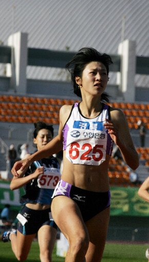 지난 10월20~26일 대전에서 열린 전국체전에 출전해 뛰고 있는 김하나 선수. 한겨레 이종찬 기자