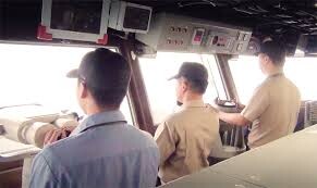 The Ministry of National Defense (MND) announced on July 1 that marine radio communications with North Korea were being resumed to help prevent accidental clashes in the West (Yellow) Sea. The MND released a video on the same day showing sailors aboard a South Korean patrol ship near Yeonpyeong Island using the international merchant marine communication network. (provided by MND)