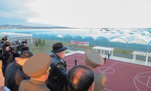 “주저없이 초토화” 김정은이 공군 비행장에 온실농원 짓는 이유